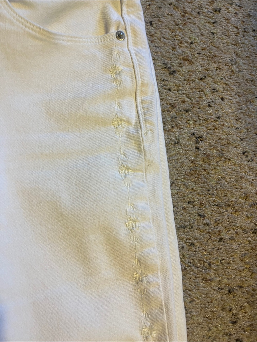 Levi's White Cropped Capri Jeans - Picture 6 of 8